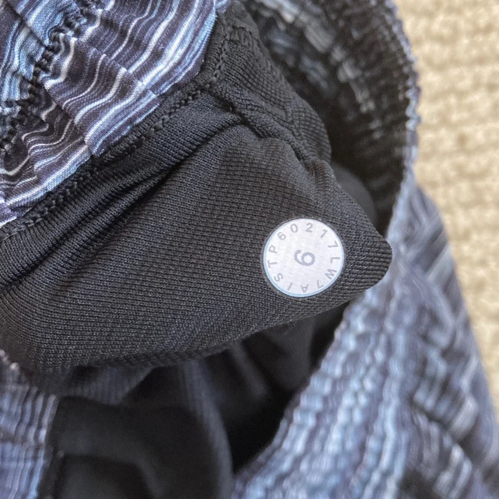 LULULEMON Hotty Hot Shorts Low Rise 4” Black White Soft Size 6 Low Rise EUC